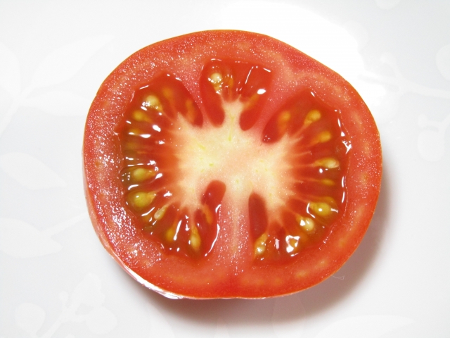 トマトの断面、種の水分が多くみずみずしい