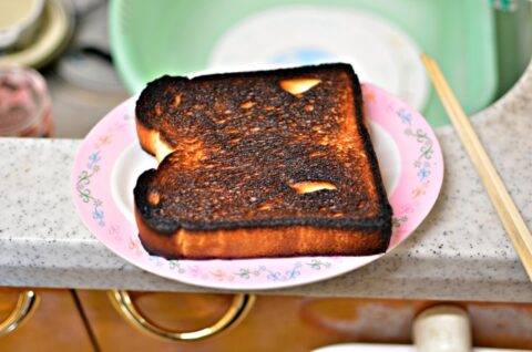 食パンの耳が真っ黒に炭になったトースト