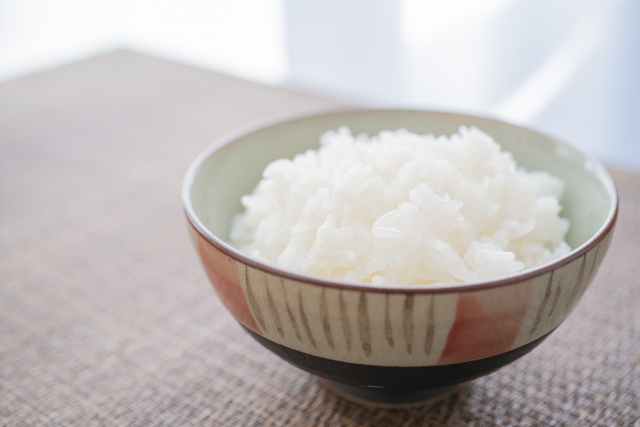 お茶碗に入った白飯